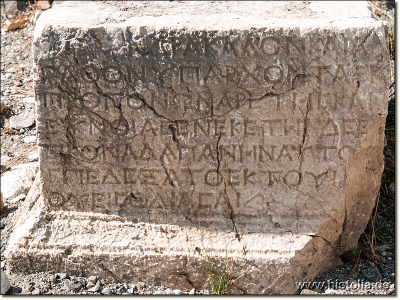 Chimera in Lykien - Griechische Inschrift auf einem Sockelstein in der Nähe der Basilika