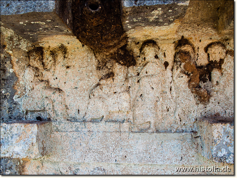 Hoyran in Lykien - Relief auf der Nordseite eines lykischen Felsengrabes mit Wespennest