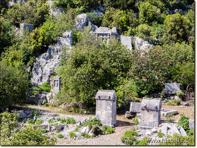 Hoyran in Lykien - Blick auf einen Teil der Südnekropole von der Felskuppe