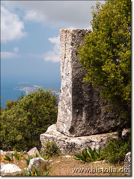 Isinda in Lykien - Ein Orthostat auf der Westseite des Akropolis-Berges, im Hintergrund die Halbinsel von Kas