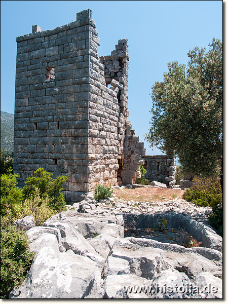 Ision in Lykien - Der Nord-Turm von Ision, im Vordergrund Felsräume