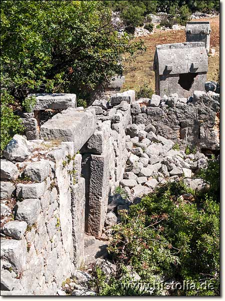 Istlada in Lykien - Narthex der großen Basilika ?!?, dahinter Sarkophage