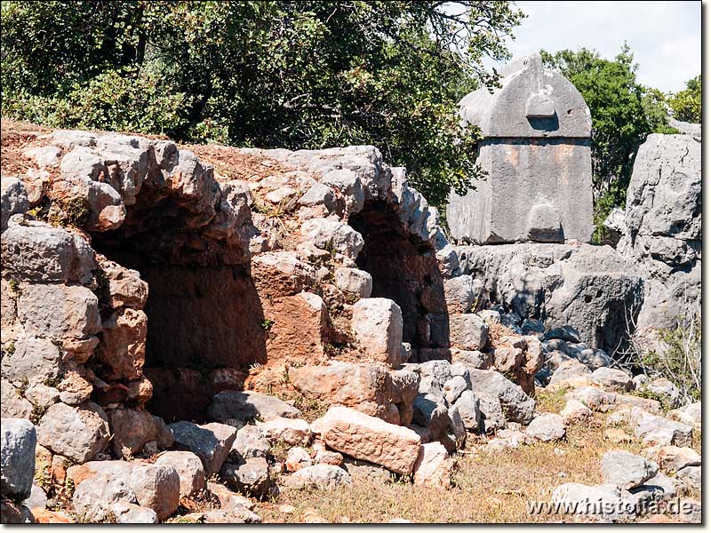 Istlada in Lykien - Sarkophag und Gewölbebau auf dem Hügelkamm oberhalb von Istlada