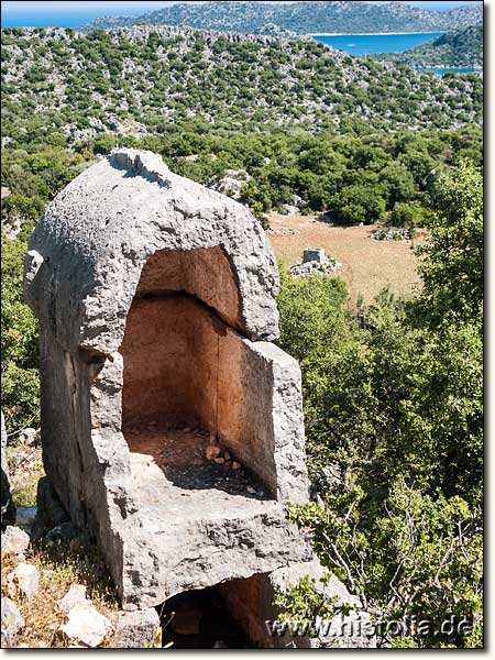 Istlada in Lykien - Sarkophag, Blick vom Hügelkamm oberhalb von Istlada nach Süden