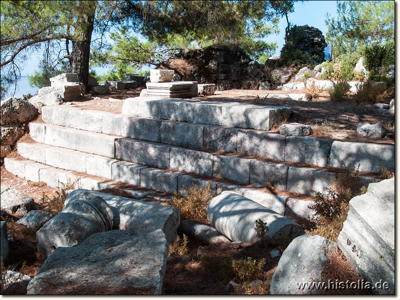 Kadyanda in Lykien - Treppenaufgang und Fundamente eines kleines Tempels