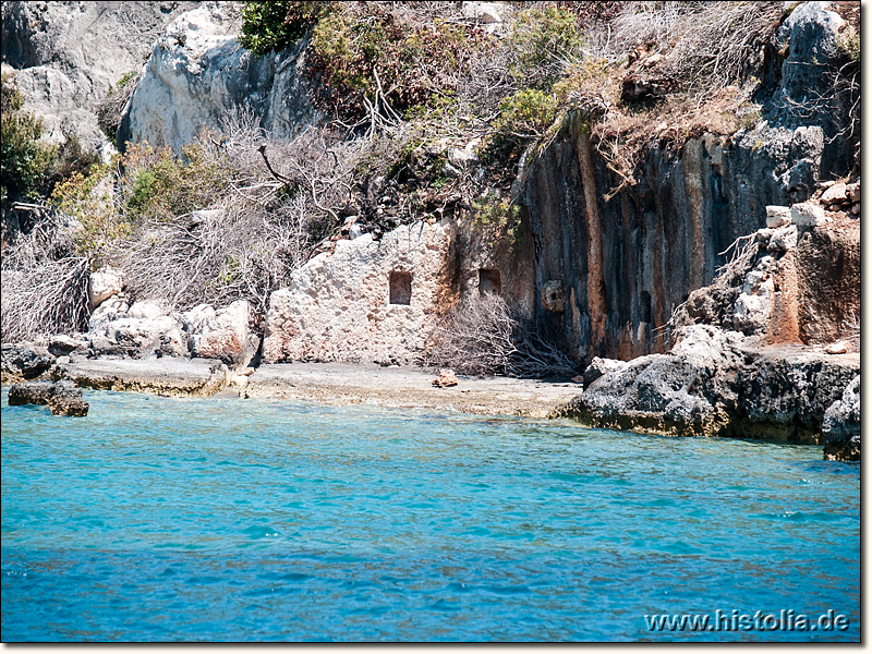 Kekova in Lykien - Großer Felsraum, davor Ruinen unter Wasser