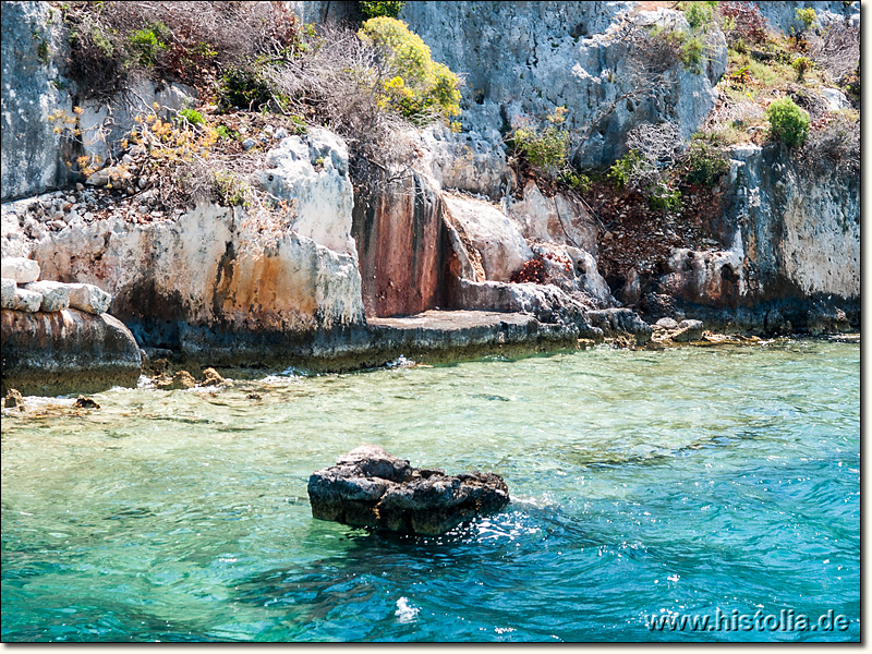 Kekova in Lykien - Felsräume, davor Ruinen unter Wasser