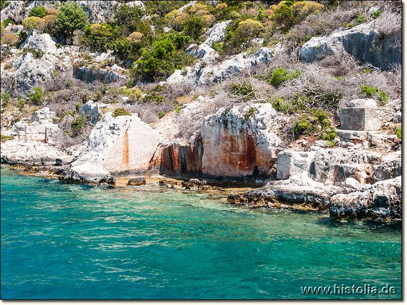 Kekova in Lykien - Felsraum, davor Ruinen unter Wasser (Rechts eine moderne Zisterne)