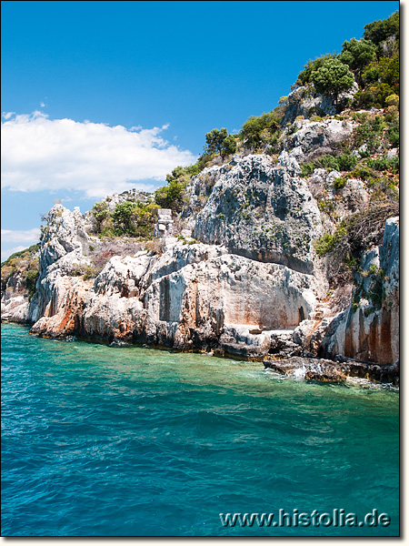 Kekova in Lykien - Felsraum, davor Ruinen unter Wasser