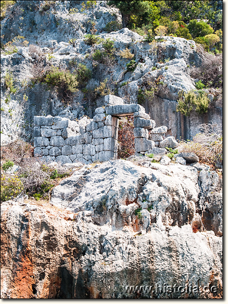 Kekova in Lykien - Felsraum und Mauer mit Eingangstür