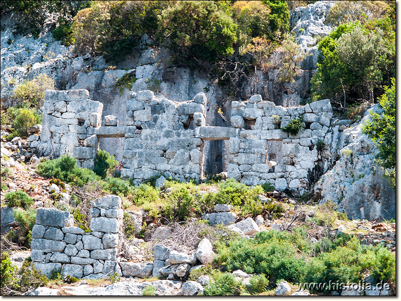 Kekova in Lykien - Großer Felsraum und Mauern mit Eingangstüren