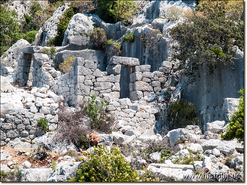 Kekova in Lykien - Felsraum und Mauern mit Eingangstüren