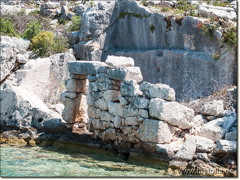 Kekova in Lykien - Felsraum und Mauer im Eingangstür, davor Ruinen unter Wasser