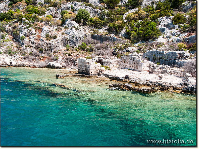 Kekova in Lykien - Großes gemauertes Gebäude, davor Ruinen unter Wasser