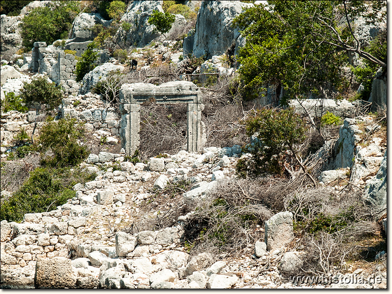 Kekova in Lykien - Tor mit christlichem Symbol zu einem großen Gebäude