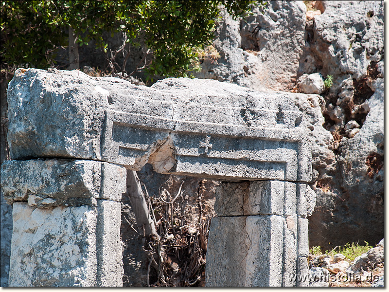 Kekova in Lykien - Tor mit christlichem Symbol zu einem großen Gebäude