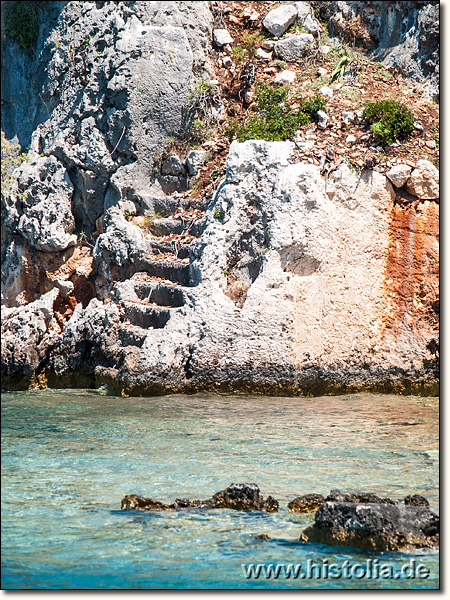 Kekova in Lykien - Steile Treppe ins Wohngebiet, davor Ruinen unter Wasser