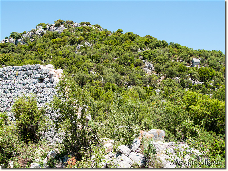 Korba in Lykien - Blick von der Basilika in nördliche Richtung zum Festungshügel