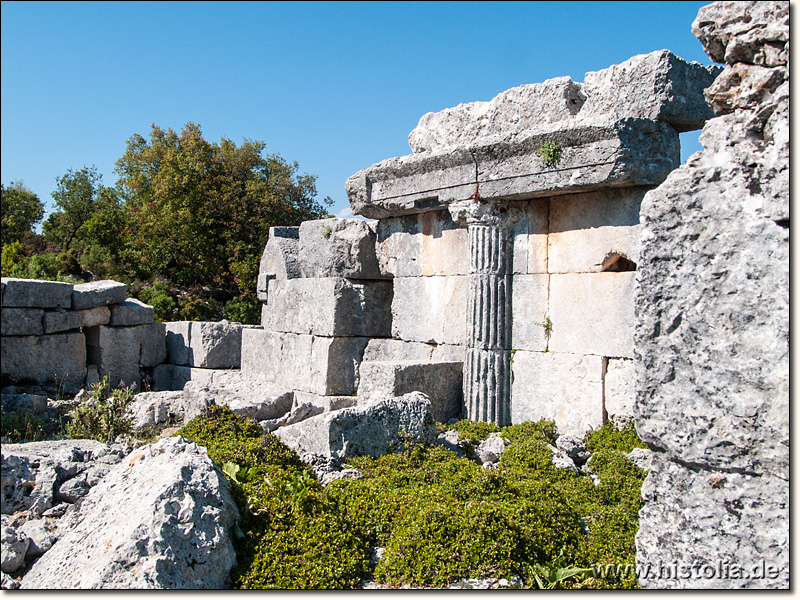Kyaneai in Lykien - Tempelreste im ehemaligen Wohngebiet östlich der Akropolis
