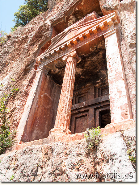 Kyaneai in Lykien - Tempelgrab mit aufgesetztem Sarkophag in der Steilwand