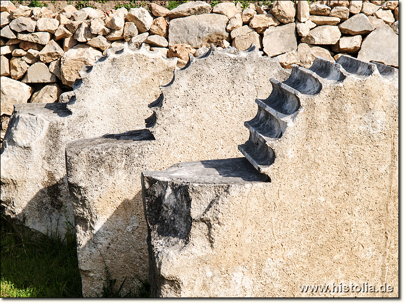 Letoon in Lykien - Teile der Tempelmauer mit Säulen-Attrapen