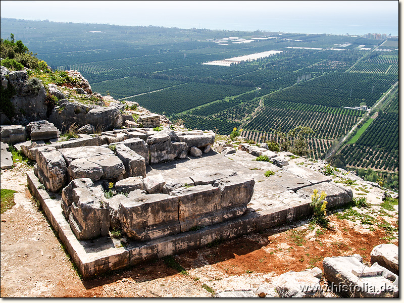 Limyra in Lykien - Blick über das 'Heroon des Perikels' auf die Ebene von Finike