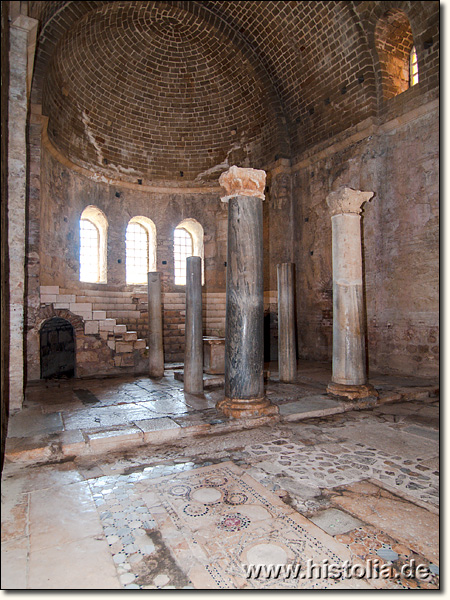 Myra-Nikolaus-Kirche in Lykien - Apsis des Hauptraumes mit Säulen um den Altar