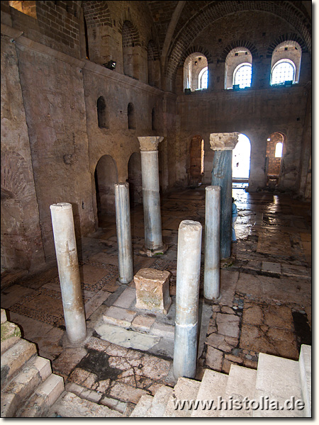 Myra-Nikolaus-Kirche in Lykien - Apsis des Hauptraumes mit Säulen um den Altar