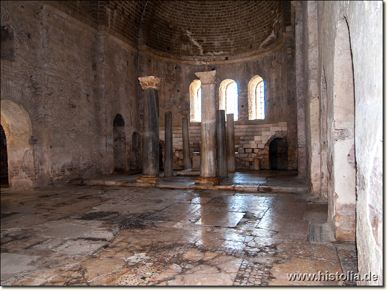 Myra-Nikolaus-Kirche in Lykien - Apsis des Hauptraumes mit Säulen um den Altar