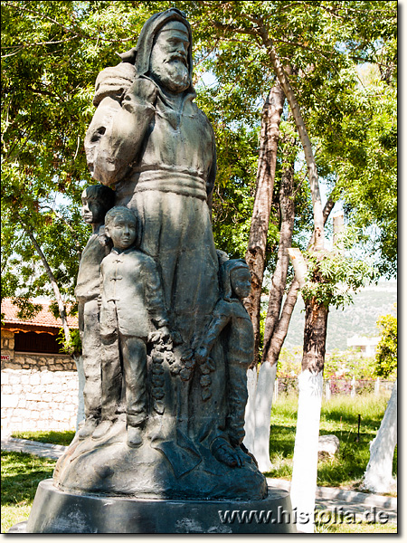 Myra-Nikolaus-Kirche in Lykien - moderne Nikolaus-Statue vor der Basilika