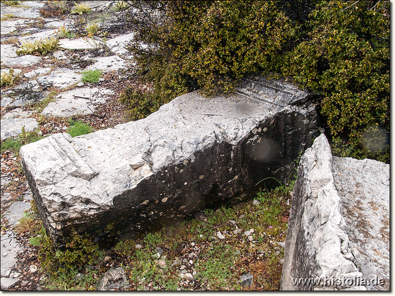 Nisa in Lykien - Statue-Basen mit Inschrift auf der Stoa von Nisa