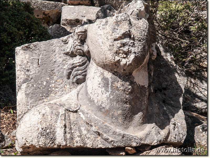 Oinoanda in Lykien - Reste einer Statue auf der 'Esplanade'