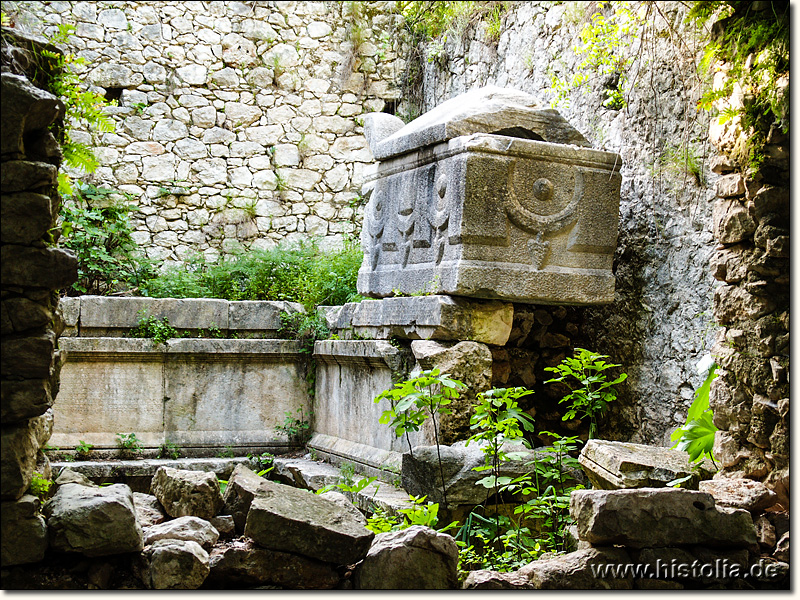 Olympos in Lykien - monumentales Grabhaus mit Sarkophagen