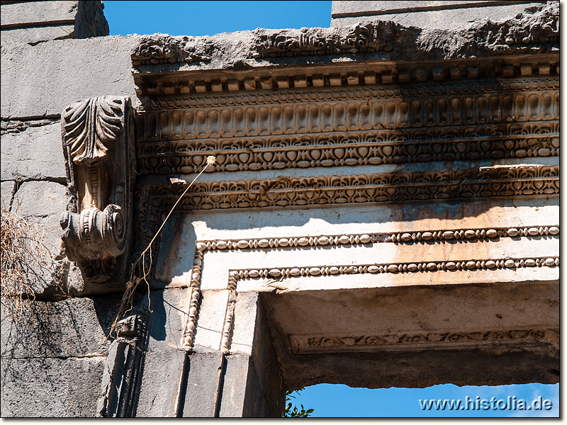 Olympos in Lykien - Aufwändige Verzierung am Tor zum großen Tempel von Olympos