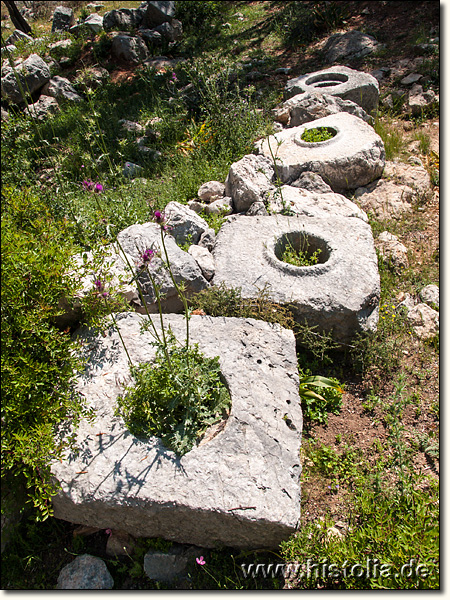 Patara-Delikkemer in Lykien - Rohrsteine vom beschädigten Teil des Aquäduktes