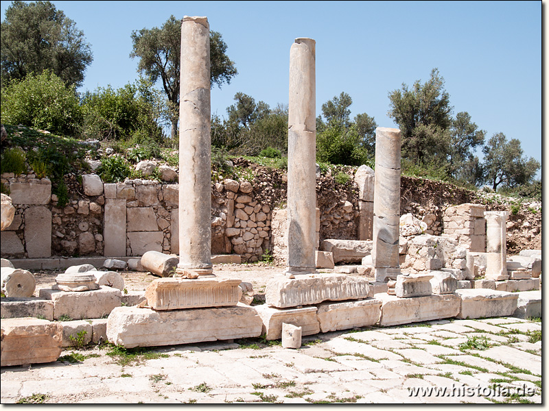 Patara in Lykien - Stoa, dahinter Geschäfte an der 'Hauptstrasse'