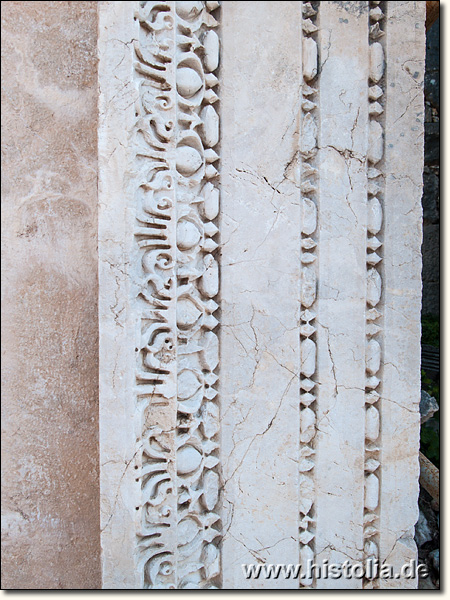 Patara in Lykien - Verzierungen an der Tür des korinthischen Tempels