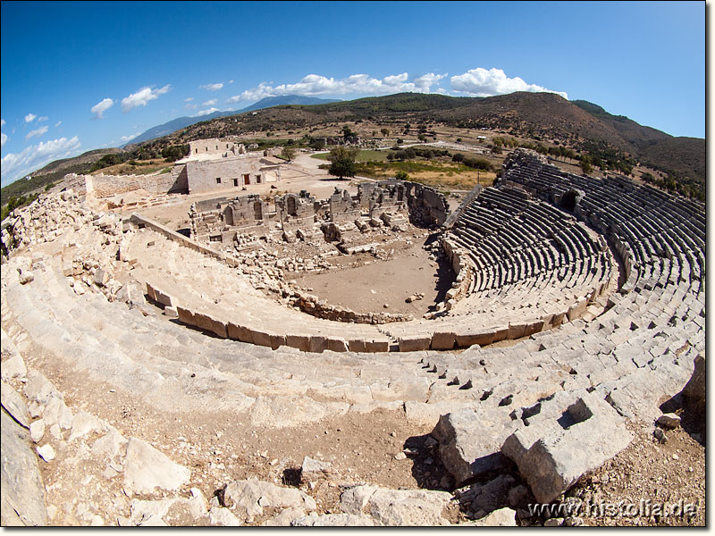 Patara in Lykien - Das große Theater von Patara; im Hintergrund das Odeon von Patara