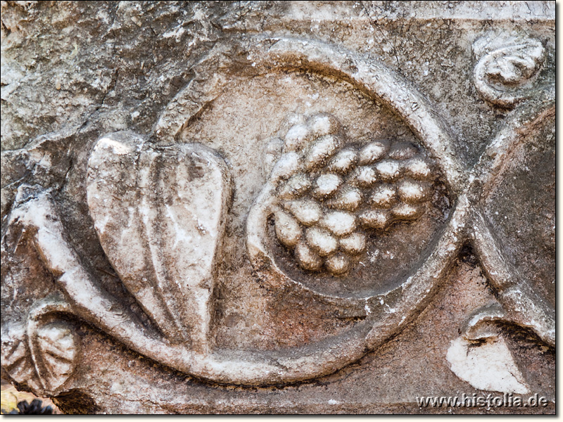 Phaselis in Lykien - Reliefs auf Architekturfragmenten des 'Hadrian-Tors' am Südwest-Ende der Hauptstraße