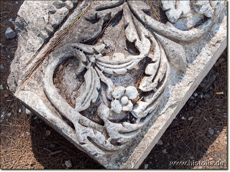 Phaselis in Lykien - Reliefs auf Architekturfragmenten des 'Hadrian-Tors' am Südwest-Ende der Hauptstraße