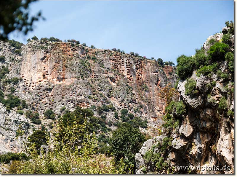 Pinara in Lykien - obere Akropolis mit Grablöchern