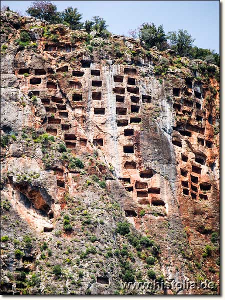 Pinara in Lykien - Detail der Grablöcher der oberen Akropolis