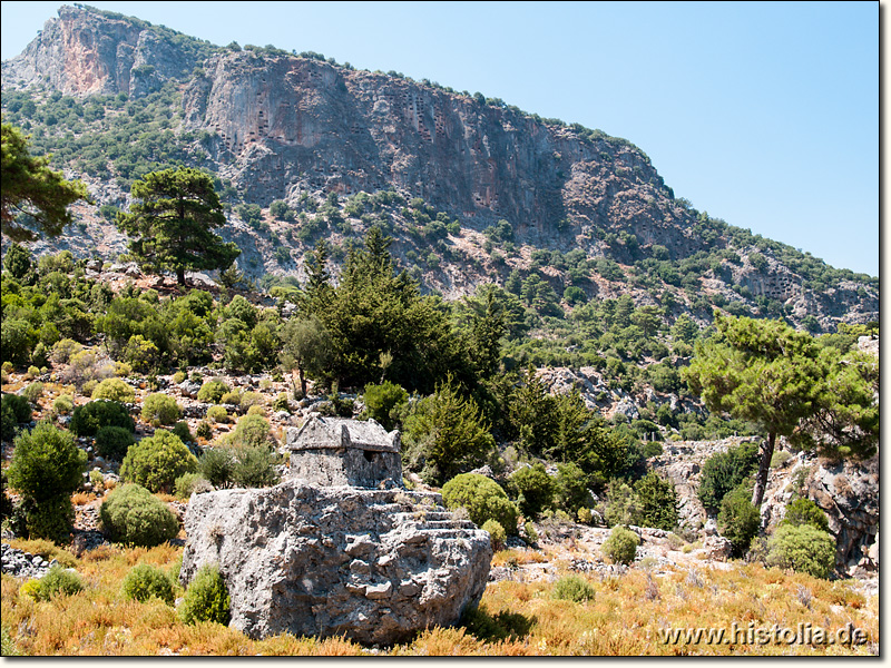 Pinara in Lykien - einzelner Sarkophag mit Blick auf die obere Akropolis