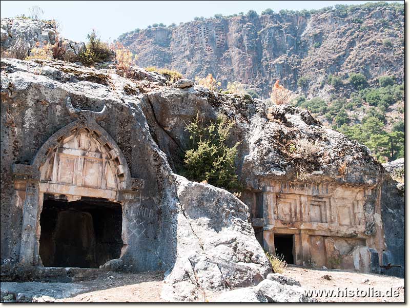 Pinara in Lykien - Grab mit Stierhörnern, dahinter obere Akropolis