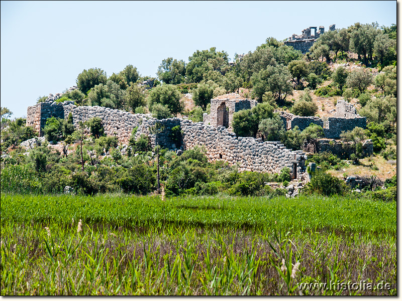 Pydnai in Lykien - östliche Stadtmauer und Basilika; verlandetes Hafenbecken