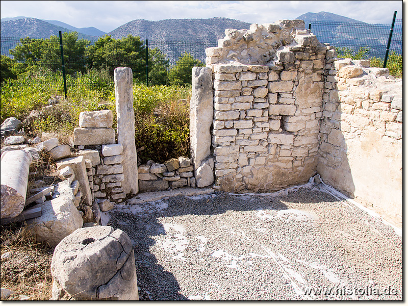 Rhodiapolis in Lykien - Östlicher Eingangsbereich der Basilika, gut abgedeckte Mosaikfußböden