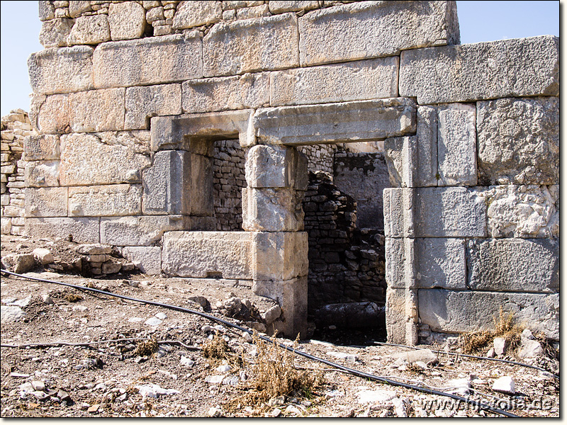 Rhodiapolis in Lykien - Sehr massiv errichtetes Gebäude am Ostende der Stoa