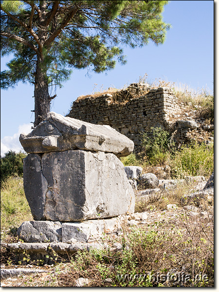 Rhodiapolis in Lykien - Freistehender Sarkophag im nord-westlichen Stadtgebiet