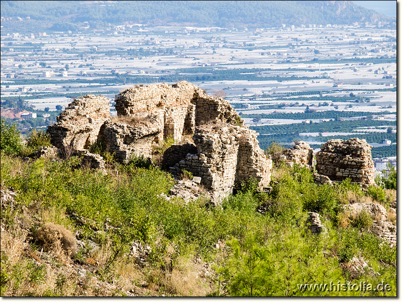 Rhodiapolis in Lykien - Blick über einen Teil des Stadtgebietes; im Hintergrund Kumluca