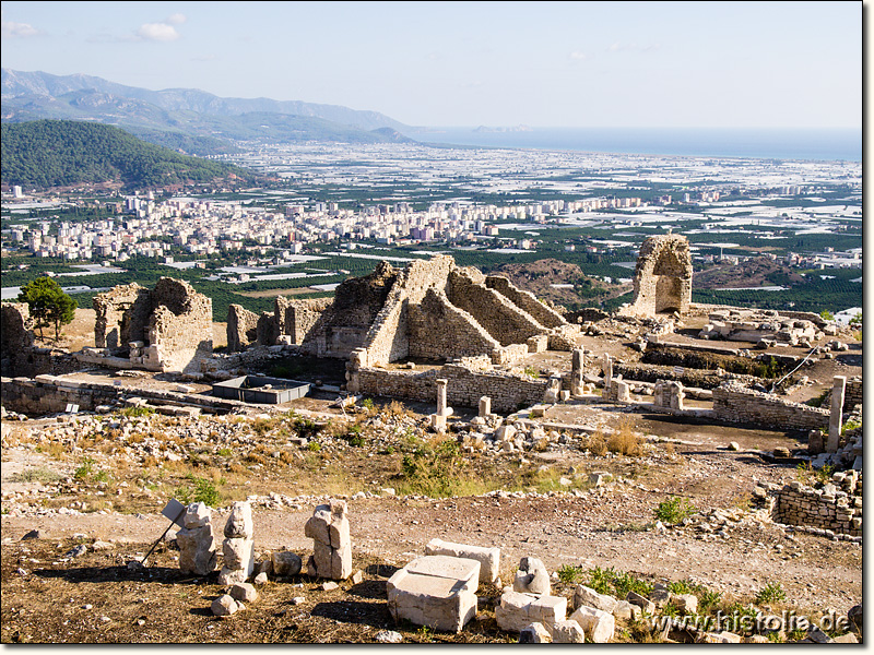 Rhodiapolis in Lykien - Blick über einen Teil des Stadtgebietes; im Hintergrund Kumluca